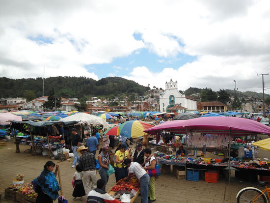 Der Markt und im Hintergrund die Kirche von Chamula.