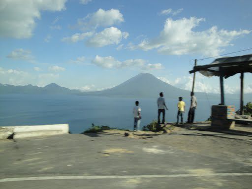 Lago de Atitlan mit Blick auf den Volcano Atitlan
