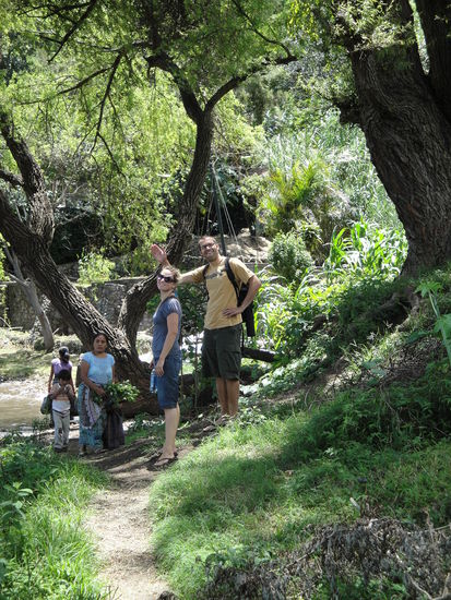 Immmer dem Reiseleiter im gelben Shirt folgen. Auf dem Trampelpfad nach Las Rocas in San Marcos