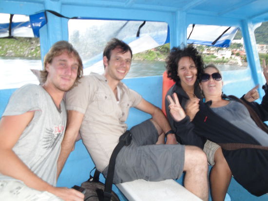 Christopher, Thomas, Kati mit viel Wind im Haar und Stine bei der Bootsfahrt von San Marcos nach San Pedro.