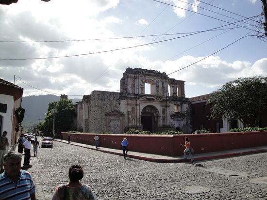 ... halb zerfallenen Kirchen...