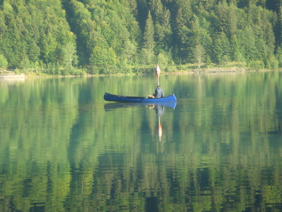 Auf dem Klöntalersee (Chlüntel) mit dem Kanu beim Angeln (fischä)