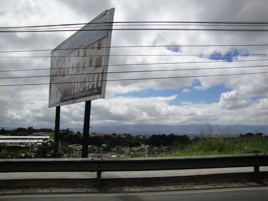 Im Hintergrund der "Moloch" von Guatemala City, ein haesslicher Ort.
