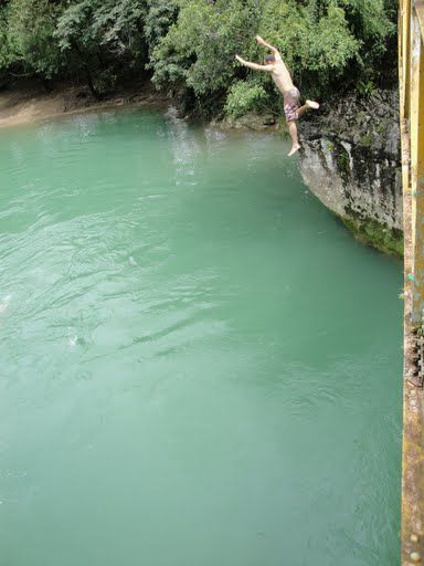 Maertsch der Kuehne, springt von der Bruecke