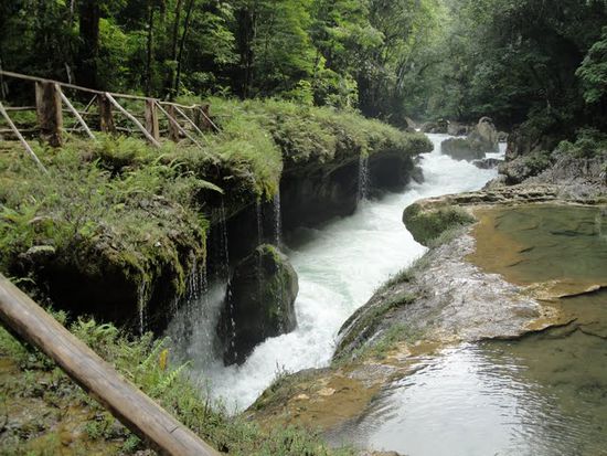 Das eigentliche Spektakel, Fluss taucht unter Fluss = Semuc Champey.