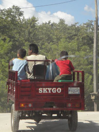 ...oder so, reisen die Guatemalteken...
(auf dem Weg nach Flores)