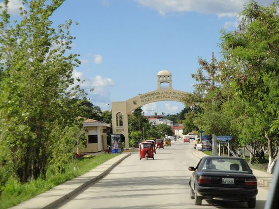 Das Tor von Flores, der Dammweg vom Festland Santa Elena nach Flores.