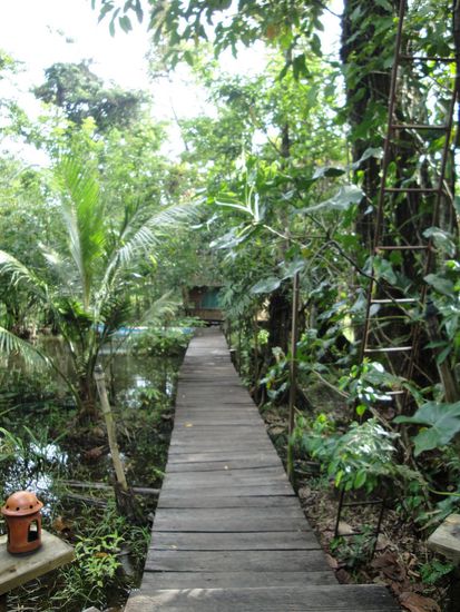 Die Bunglows sind nur mit einfachen Holzstegen verbunden; nix fuer einen Schwips 