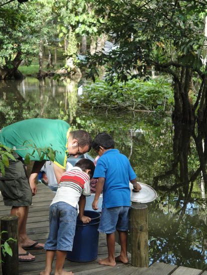 Und natuerlich muss Martin mit den beiden Jungs auch gleich schon die Fische begutachten, die sie gefangen haben.