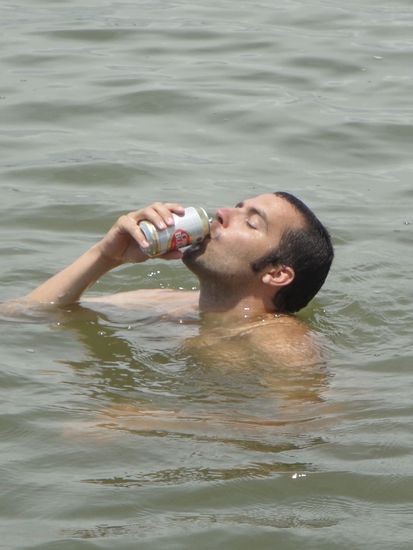 Martin beim Bier im Golfete schluerfen.