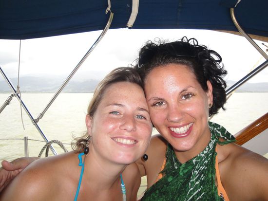 Stine und Kati geniessen in der Zeit mal das suesse Nichtstun.