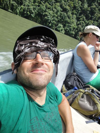 Das Lachen taeuscht ueber den Ernst der Lage hinweg.