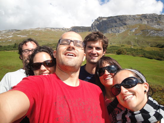 Sechs attraktive Schlagersänger auf der Alm 