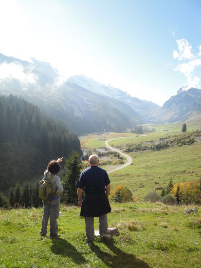 Kati studiert mit ihrem Papi die wundervolle Bergwelt.