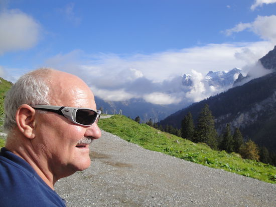 Felix mit den verschneiten Glarner Berggipfeln