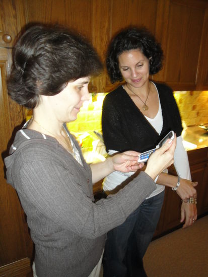 Daniela und Kati checken das Natel...