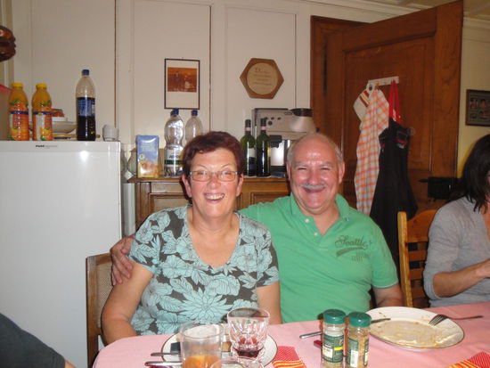 Mietz und Felix, der seiner Oberlippe unfreiwillig eine Schönheits-OP verpasst hat 