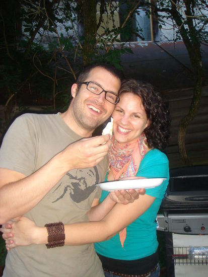 Der Grillmeister und die Partykönigin; die Gastgeber in Partylaune!