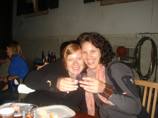 Die Weltreisenden stossen auf Neuseeland an, Cheers!