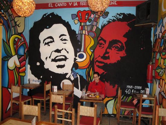 Eines der vielen tollen Kaffees in Santiogo. Kati kaempft da gerade gegen ihre Muedigkeit an...