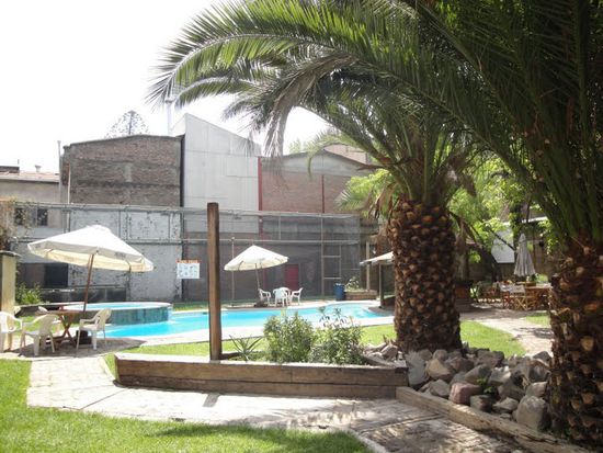 ... und einen Garten mit Pool.