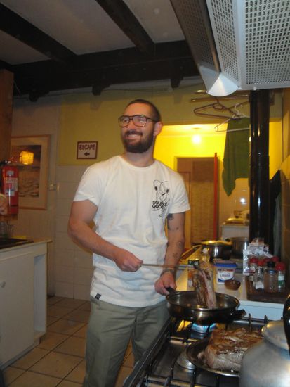 Thomas bratet das Fleisch an, das bei ca. 3 Kilo nur 30 Franken gekostet hat ...