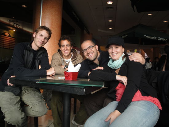 Sebastian, Pascal, Martin und Bettina beim Kaffe und "Kuchen Tres Berries"