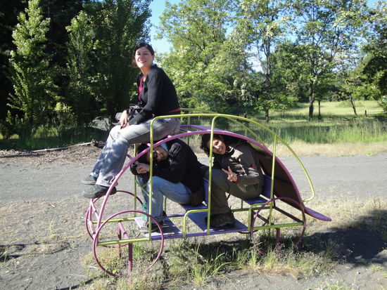 Lisa, Bettina und Kati finden's auf dem Spielplatz beim Hostal, der schon fast etwas gruselig wirk, totaaaaal lustig.