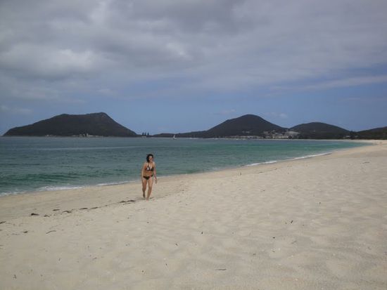 Kati wagt sich in das kuehle Nass