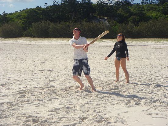 Scott gibt alles beim Cricket spielen.