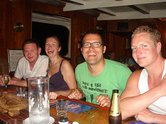 Scott, Rebbeca, Martin und Mattae beim letzten Dinner an Board.