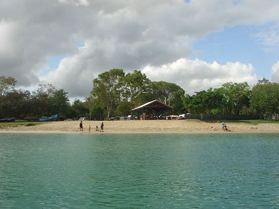 Noosa Riverside Caravanpark vom Boot aus, die Zwillinge angeln immer noch am Strand