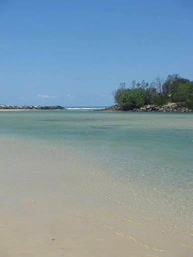 Muendung des Moball-Creeks bei Pottsville, wegen der Tide bewegt sich das Wasser einmal stark inlands und dann wieder stark zum Meer, herrlich um sich treiben zu lassen