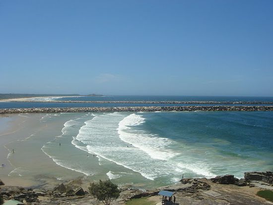 guter Surfstrand bei der Yamba-Rockwall, Delphine tummeln sich in den Wellen!