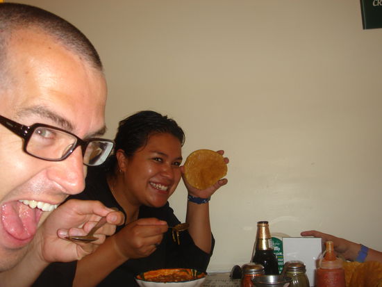 Martin und Lorena beim Pozole essen...