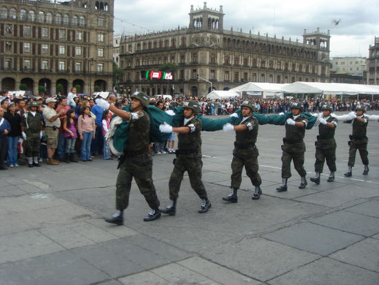 Voller Stolz und Ehre wird die Fahne getragen.