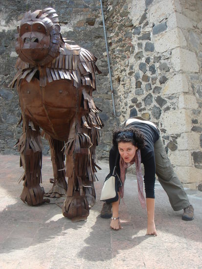 ... und Kati in der selben Pose wie der Gorilla.
