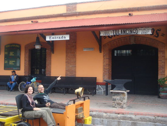 Hier wartet man vergebens auf den Zug.