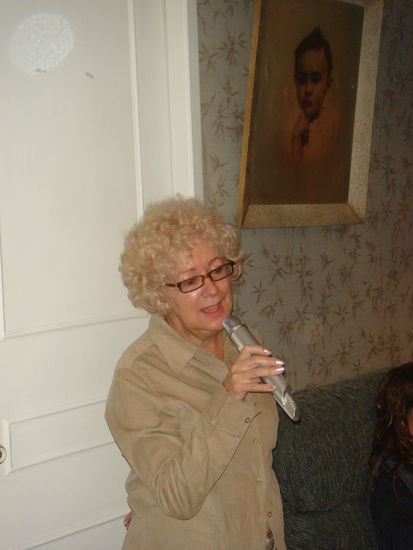 Teresita gibt alles beim Karaoke singen...