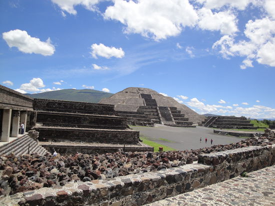 Blick auf die Mondpyramide