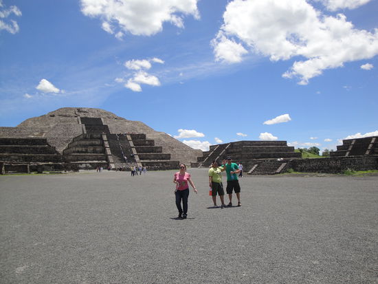 Mondpyramide und grosser Platz mit Nebenpyramiden.