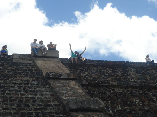 Huhu, hier sind wir! Gluecklich auf der Mondpyramide.