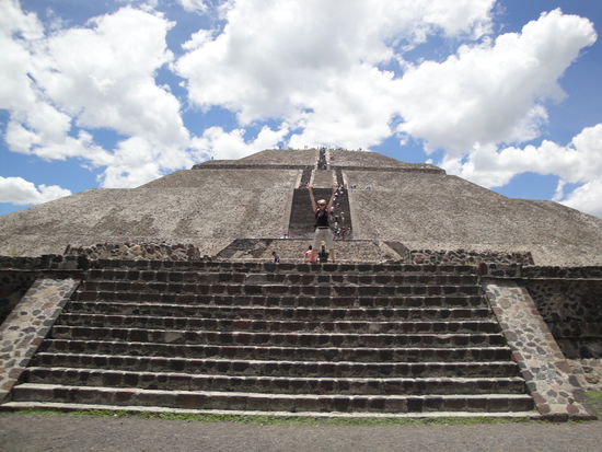 Kati bereitet sich auf den Aufstieg vor.
Die Sonnenpyramide ist 150 m hoch!