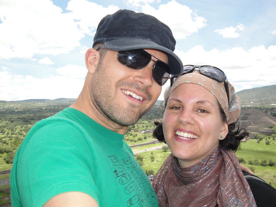 Jetzt koennen wir gut lachen, da uns der Wind um die Ohren weht. Aber es ist brutal heiss; die Sonne steht genau ueber uns.