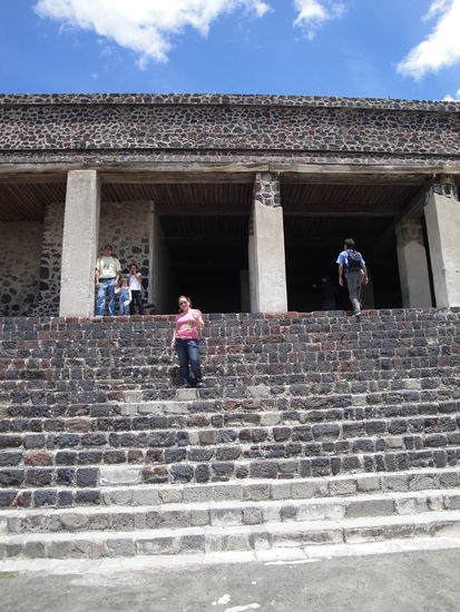 Die Stufen sind fuer Nadia nicht gerade leicht zu besteigen; die Hoehenangst macht ihr ganz schoen zu schaffen.