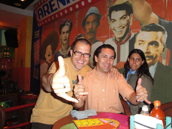 Die Liveband sowie das Ambiente lassen die Partyherzen hoeher schlagen.