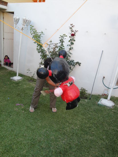 Ich hab die Piñata so richtig krass gehauen und wollte gar nicht mehr aufhoeren!