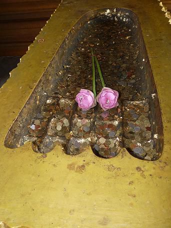 Ein Fußabdruck von Buddha, da wirft man Geld rein und hat dadurch einen Wunsch frei.