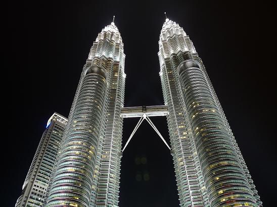 Petronas Twin Towers bei Nacht