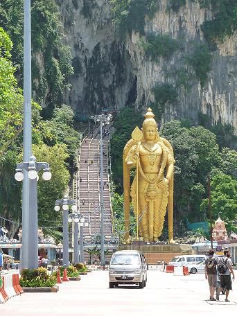 Batu Caves - 272 Stufen um in die Höhlen zu gelangen, meine Güte habe ich gekämpft
